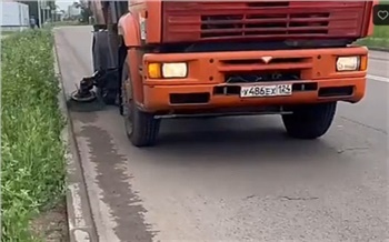 «Ситуация требует срочного вмешательства»: после дождя красноярские дороги чистят от грязи