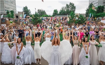 На «ЯРких берегах» прошел парад невест из 18 красноярок