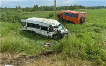 В Назаровском районе маршрутка с пассажирами врезалась в поворачивающий КамАЗ