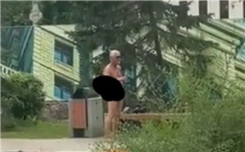 В центре Красноярска голый пенсионер пил пиво на улице и пугал детей