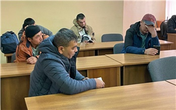 Полные нелегальных мигрантов машины такси задержали на севере Красноярского края