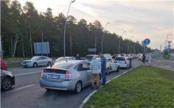 Силовики устроили облаву на таксистов-мигрантов под Красноярском: троих выдворят из страны