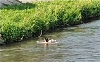 В центре Красноярска голая женщина искупалась в реке Каче