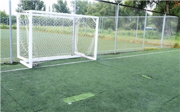 «Появились ямы от норок сусликов»: в Красноярске закрывают на ремонт футбольные площадки в Татышев-парке