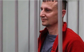 Красноярский депутат Александр Глисков поскользнулся на входе в здание суда и сломал ребро
