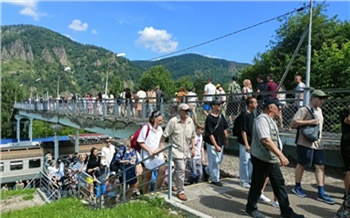 В Дивногорске толпы туристов прошли по ветхому мосту вместе с детьми