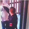 В Красноярске охранник ЖК распылил перцовый баллончик в лицо жильца (видео)