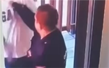 В Красноярске охранник ЖК распылил перцовый баллончик в лицо жильца