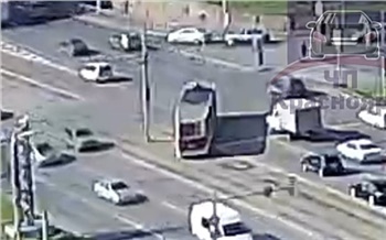 В Красноярске трамвай сошел с рельсов на улице Матросова
