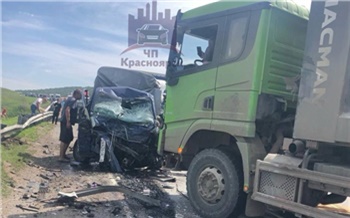 На глубоком обходе Красноярска грузовик вылетел на «встречку» и столкнулся с автокраном