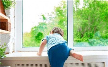 В Красноярске еще один ребенок выпал из окна