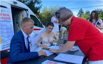 В Красноярске молодожены вступили в реестр доноров костного мозга в день свадьбы