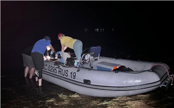 Супружеская пара застряла в лодке в реке Туба в Красноярском крае