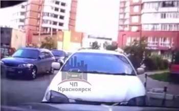 В Красноярске неизвестный сбросил кирпич на машину и чуть не покалечил человека