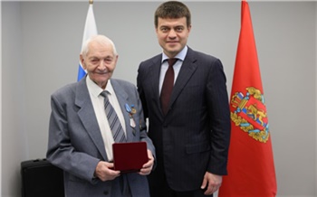 Губернатор Красноярского края вручил награды 10  ветеранам строительной отрасли
