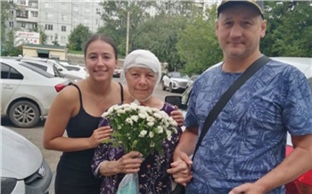 В Красноярске пострадавшую от падения куска балкона пенсионерку выписали из больницы