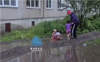 На правобережье Красноярска женщина с двумя детьми провалилась в траншею с водой