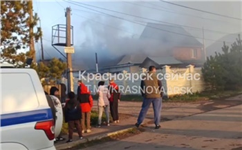 На правобережье Красноярска горят три частных дома