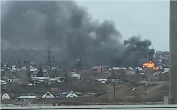 В пригороде Красноярска горят жилые дома, хозпостройки и машины