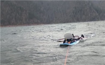 На Красноярском водохранилище спасли дрейфующего по волнам серфингиста