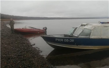 В Красноярском крае полицейские спасли выпавшего из моторной лодки человека