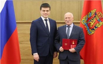 Михаил Котюков вручил сотрудникам предприятий СУЭК награды к юбилею Красноярского края