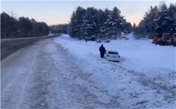 В Красноярском крае инспекторы ДПС помогли водителю достать авто из кювета