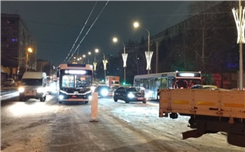 В Красноярске на Робеспьера частично закрыли движение из-за аварии на сетях