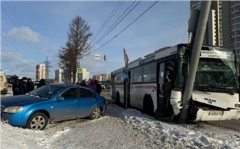 В Красноярске автобус врезался в столб после столкновения с иномаркой