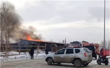 В красноярском Солнечном горит здание бывшего конного клуба