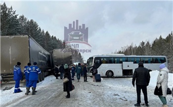 Под Красноярском три человека пострадали в массовом ДТП с автобусом