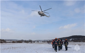 Красноярские спасатели научили служебную собаку десантироваться с вертолета