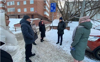 Дети вынуждены идти по дороге: чиновники пообещали красноярцам сделать тротуар до лицея в Ветлужанке