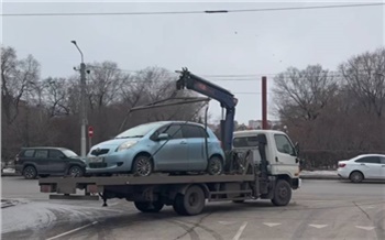 Из центра Красноярска массово эвакуируют машины нарушителей парковки