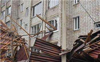 В Красноярске продолжают устранять последствия ураганного ветра и просят горожан сообщать о разрушениях