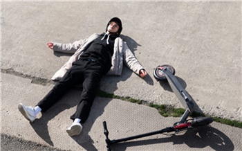 В Красноярске ребенок на электросамокате нарушил ПДД и попал в больницу