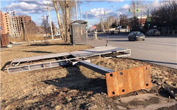 Не думают о безопасности жителей: в Красноярске ураган снес 9 незаконных рекламных щитов