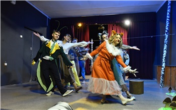 Дивногорский инклюзивный театр получил новые костюмы благодаря инициативе волонтеров Эн