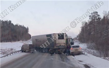 На трассе под Красноярском произошло массовое ДТП: движение перекрыто