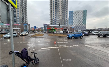 На красноярской Взлётке автомобилист сбил женщину с ребенком на переходе