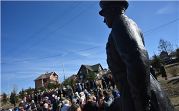 В красноярской Покровке открыли памятник Герою СССР