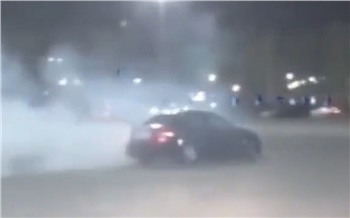 Молодого красноярца на Мерседесе моментально наказали за дрифт на парковке Татышева