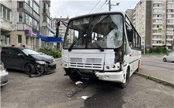 В Красноярске на улице Новосибирской водитель автобуса устроил массовое ДТП