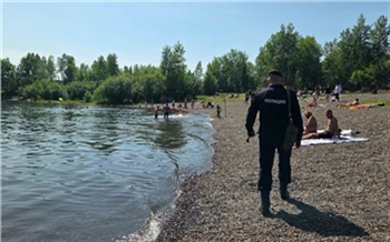 Красноярцы продолжают купаться в неположенных местах
