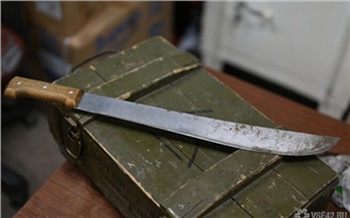 В Кемерове мужчина ранил подростка мачете из-за припаркованного мопеда