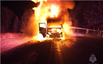 На трассе под Канском сгорела фура с одеждой