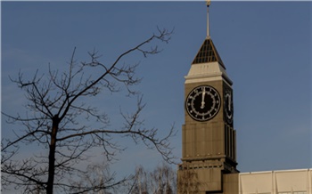 Главные городские часы поздравляют красноярцев с Днем оперы