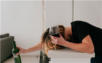 В Черногорске пьяная женщина задушила знакомую во время застолья