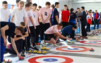 В Красноярске установили рекорд России по одновременной игре в напольный кёрлинг