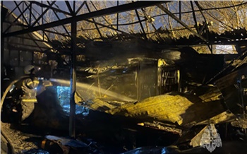 В Красноярске на Гастелло сгорел продуктовый магазин